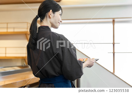 A Japanese restaurant employee carrying food 123035538