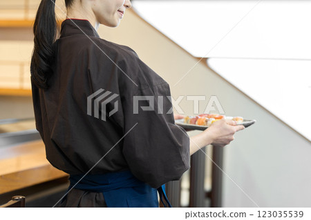 一名日本餐廳員工搬運食物 123035539