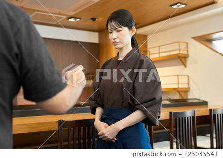 一名日本餐廳員工一臉不悅 123035541