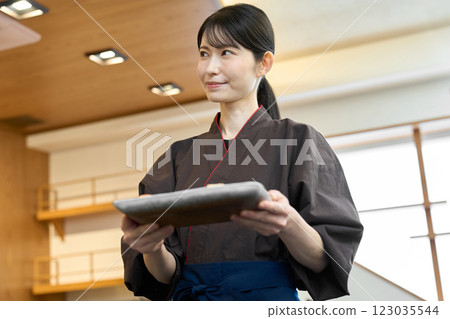 一名日本餐廳員工搬運食物 123035544