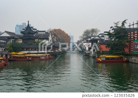 中國南京市中心、南京夫子廟街道和秦淮河 中國南京市中心、南京夫子廟街道和秦淮河 123035826