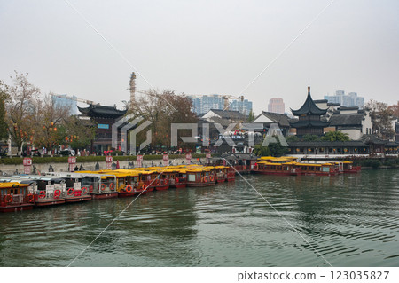中國南京市中心、南京夫子廟街道和秦淮河 中國南京市中心、南京夫子廟街道和秦淮河 123035827