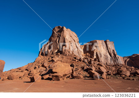 秋日陽光照射下的岩石，與湛藍的天空和潔白的雲朵形成美麗的對比。 123036221