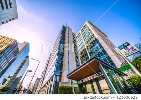 日本東京城市景觀，俯瞰青山一丁目站和其他地區 123036622