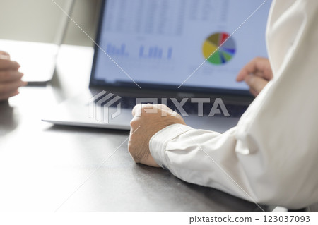 Business woman to meet 123037093