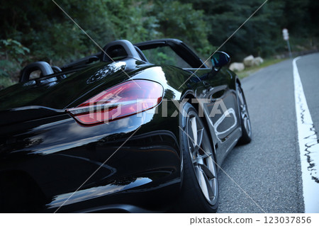 有光澤的黑色敞篷車 123037856