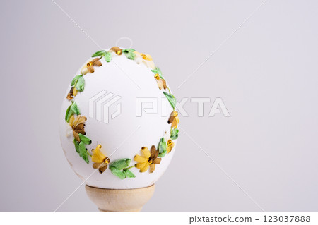 Simple easter decoration with egg, hay wreath and Kalanchoe blossfeldiana flowers. 123037888