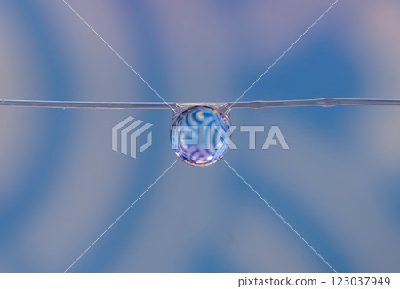 A scene in which a traditional Japanese pattern is reflected in a round drop of water 123037949