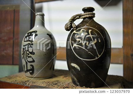 復古的酒瓶 123037970