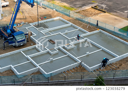 房屋圖片：正在為公寓大樓的基礎工程澆築混凝土 123038279