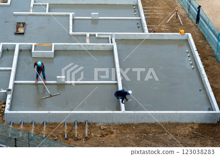 房屋圖片：正在為公寓大樓的基礎工程澆築混凝土 123038283