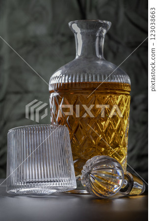 Design elements of The crystal decanter of whiskey, Glass Lid with Whiskey glass with reflection. 123038663
