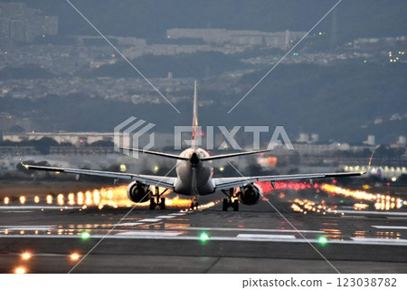 Osaka Itami Airport, a mecca for airplane photography and sightseeing: Impressive nighttime takeoffs and landings 123038782