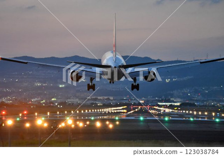 Osaka Itami Airport, a mecca for airplane photography and sightseeing: Impressive nighttime takeoffs and landings Osaka Itami Airport, a mecca for airplane photography and sightseeing: Impressive nighttime takeoffs and landings 123038784