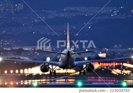 Osaka Itami Airport, a mecca for airplane photography and sightseeing: Impressive nighttime takeoffs and landings 123038785