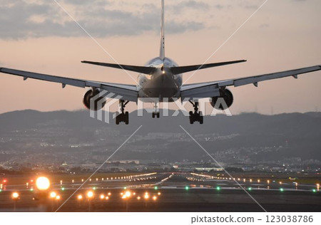 大阪伊丹機場，飛機攝影和觀光的聖地：令人印象深刻的夜間起飛和降落 123038786