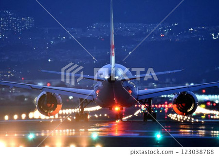 Osaka Itami Airport, a mecca for airplane photography and sightseeing: Impressive nighttime takeoffs and landings Osaka Itami Airport, a mecca for airplane photography and sightseeing: Impressive nighttime takeoffs and landings 123038788