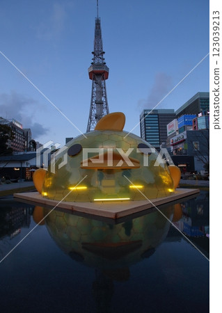 水面上倒映的電視塔和Piyorin先生 123039213