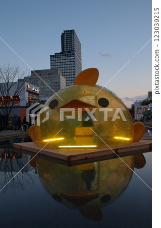 電視塔和 Piyoringo 倒映在水面上 123039215