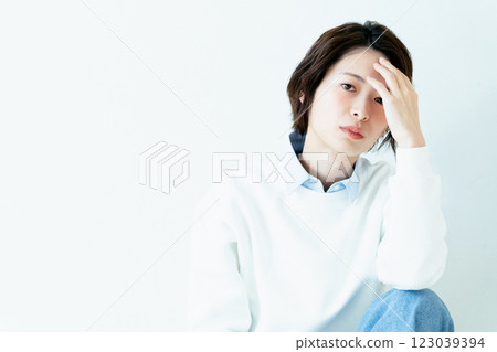 坐在牆前的年輕女子 123039394