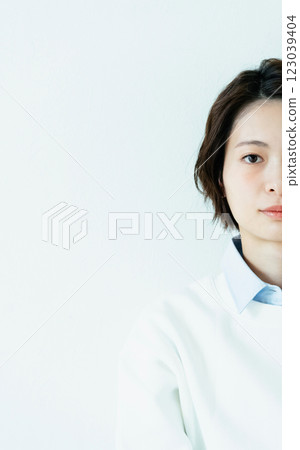 一位年輕女士的畫像 123039404