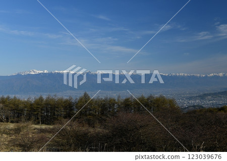 黃金周早晨,從高木丘高原眺望松本盆地對面的北阿爾卑斯山 黃金周早晨,從高木丘高原眺望松本盆地對面的北阿爾卑斯山 123039676