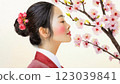 看著櫻花的美麗的年輕女人 123039841
