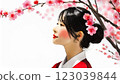 看著櫻花的美麗的年輕女人 123039844