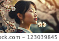 看著櫻花的美麗的年輕女人 123039845