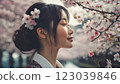 看著櫻花的美麗的年輕女人 123039846