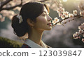 看著櫻花的美麗的年輕女人 123039847