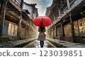 一棟古雅的亞洲建築內，一位撐著紅傘的女子在雨中 123039851