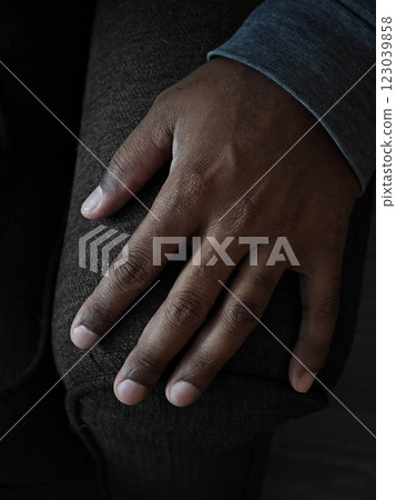 the hands of a black man 123039858