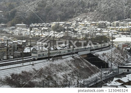 雷鳥特快列車順利穿越東海道本線積雪的山科彎道 雷鳥特快列車順利穿越東海道本線積雪的山科彎道 123040324