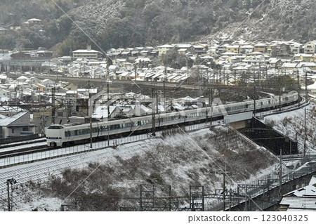 雷鳥特快列車順利穿越東海道本線積雪的山科彎道 123040325