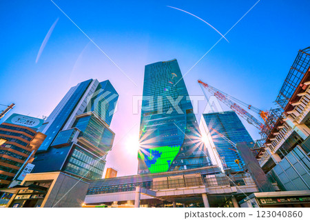 晨曦中的日本東京城市景觀......建築物、澀谷車站入口/出口、電梯、銀座線等的景色。希望之光 = 第 15 123040860