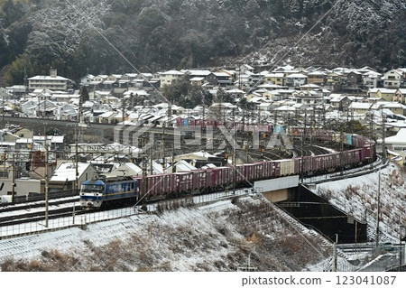 東海道本線:穿越積雪的山科彎道的上坡高速貨運列車 東海道本線:穿越積雪的山科彎道的上坡高速貨運列車 123041087