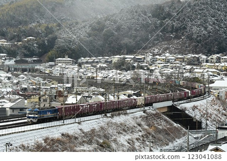 東海道本線:穿越積雪的山科彎道的上坡高速貨運列車 東海道本線:穿越積雪的山科彎道的上坡高速貨運列車 123041088