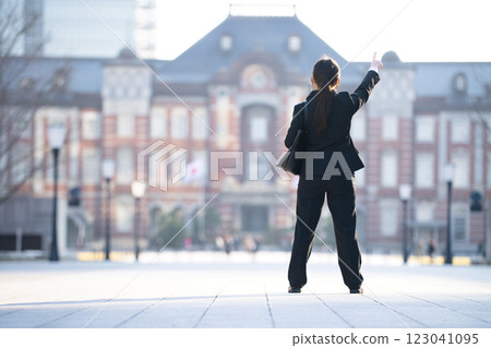 一名正在找工作的年輕女性走過辦公區 123041095