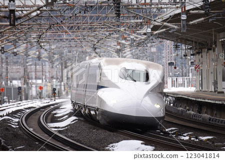 Tokaido Shinkansen: Maibara Station in winter, high-speed running scene Tokaido Shinkansen: Maibara Station in winter, high-speed running scene 123041814