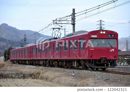 Four 103 series 3500 series local trains running on the Bantan Line Four 103 series 3500 series local trains running on the Bantan Line 123042321