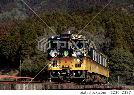 Kiha 40 series single-car train running on the Bantan Line 123042327