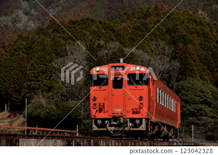Kiha 40 series single-car train running on the Bantan Line 123042328