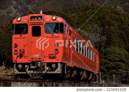 Kiha 40 series single-car train running on the Bantan Line 123042329