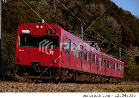 運行於播但線上的兩列103系列3500系列本地列車 運行於播但線上的兩列103系列3500系列本地列車 123042336