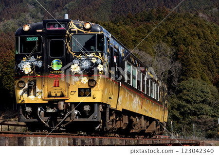 播但線路運行的Kiha40系單車列車 播但線路運行的Kiha40系單車列車 123042340