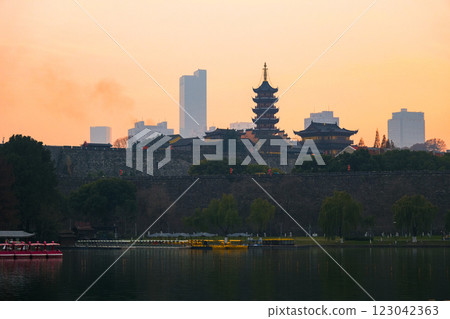 黃昏時的玄武湖和雞鳴寺,南京,中國 黃昏時的玄武湖和雞鳴寺,南京,中國 123042363