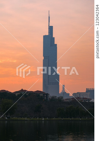 黃昏時的紫峰大廈,南京,中國 黃昏時的紫峰大廈,南京,中國 123042364