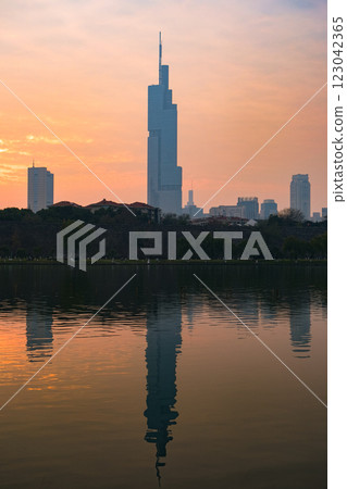 黃昏時的紫峰大廈,南京,中國 黃昏時的紫峰大廈,南京,中國 123042365