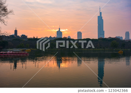 黃昏的玄武湖,南京,中國 黃昏的玄武湖,南京,中國 123042366